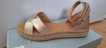 Nieuwe goudkleurige sandalen Manfield beschikbaar voor biedingen