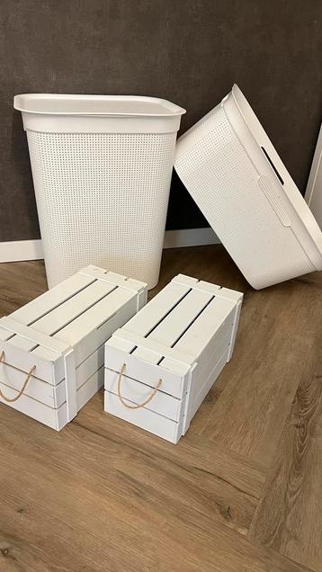 Set grote staande wasmand, plattewasmand, opberg kistjes beschikbaar voor biedingen