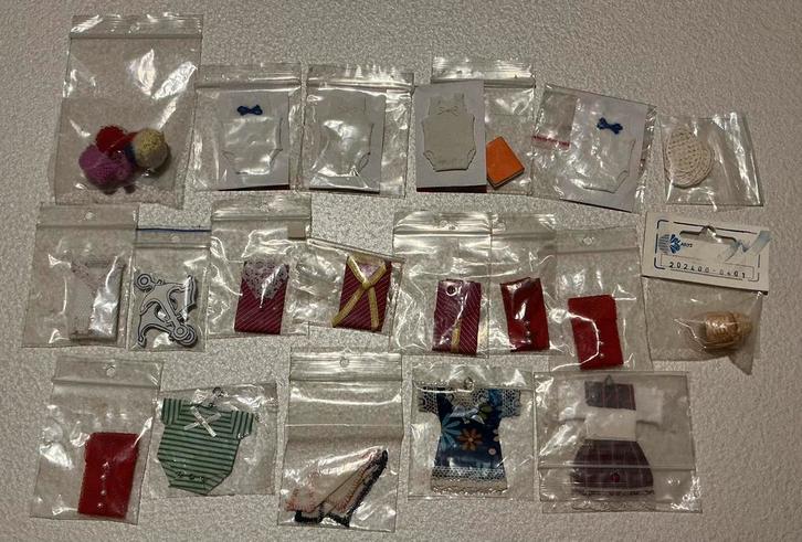 Kleding voor Display  in Kledingkast of Stoffen Winkeltje., Verzamelen, Poppenhuizen en Toebehoren, Zo goed als nieuw, Poppenhuis