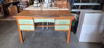 Vintage houten bureau met mooie mint groene lades. beschikbaar voor biedingen