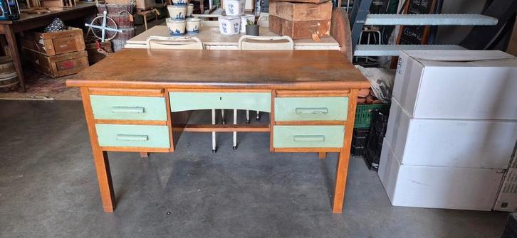 Vintage houten bureau met mooie mint groene lades., Huis en Inrichting, Bureaus, Gebruikt, Ophalen