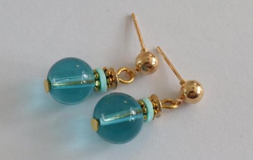Korte oorbellen met blauwe glaskralen aan gouden stekertjes, Sieraden, Tassen en Uiterlijk, Oorbellen, Nieuw, Knopjes of Stekers