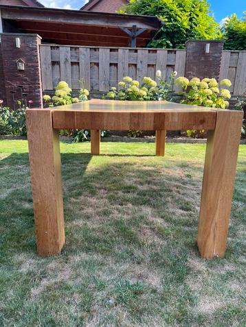 Houten tuintafel beschikbaar voor biedingen