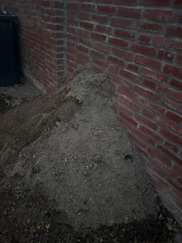 Gratis af te halen zwarte grond 0,5 kuub  beschikbaar voor biedingen