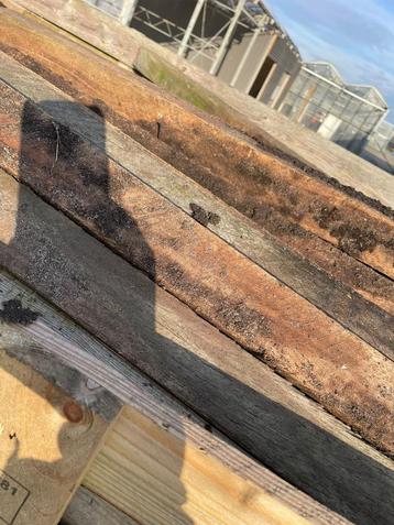 Balken en pallet hout beschikbaar voor biedingen
