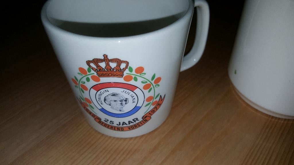 2 bekers tgv 25 jarig jubileum Koningin Juliana., Verzamelen, Koninklijk Huis en Royalty, Ophalen of Verzenden, Zo goed als nieuw