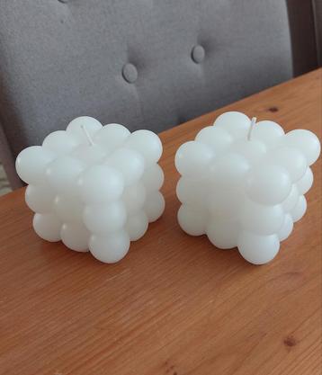 2 Bubbel kaarsen wit 6x6 cm.
 beschikbaar voor biedingen