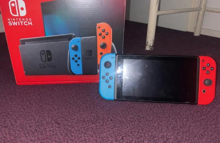 Nitendo swits + extra controles, hoes en 12 spellen, Spelcomputers en Games, Spelcomputers | Nintendo Switch, Zo goed als nieuw