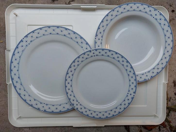 34 Borden gil de lasne fine porcelain, Huis en Inrichting, Keuken | Servies, Gebruikt, Bord(en), Overige stijlen, Porselein, Ophalen