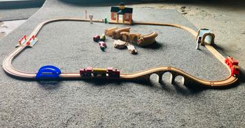 Houten treinbaan met veel accessoires  beschikbaar voor biedingen