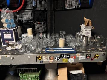 Serviesgoed partij glazen, borden, wijnkoelers enz. beschikbaar voor biedingen