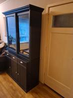 Zwarte vitrinekast met glazen schuifdeuren, Antiek en Kunst, Antiek | Meubels | Kasten, Ophalen of Verzenden