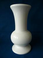 Puntgave witte jaren '70 vaas, Wit, Aardewerk of Porselein, Ophalen of Verzenden, Zo goed als nieuw