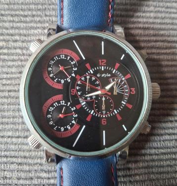 Analoge herenhorloge blauw met rood en zwarte wijzerplaat beschikbaar voor biedingen