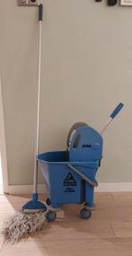 Mopwagen met mop en steel.    t.e.a.b., Ophalen, Dweilemmer, -bak, of -wagen