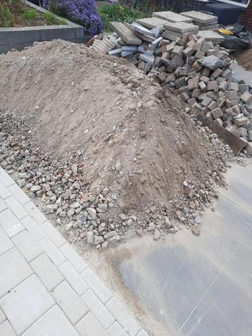 Gratis gebroken puin en zwart zand beschikbaar voor biedingen