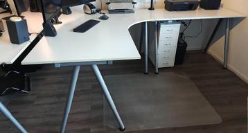 Twee witte Ikea Galant bureaus met één zijstuk in één koop - afbeelding 4