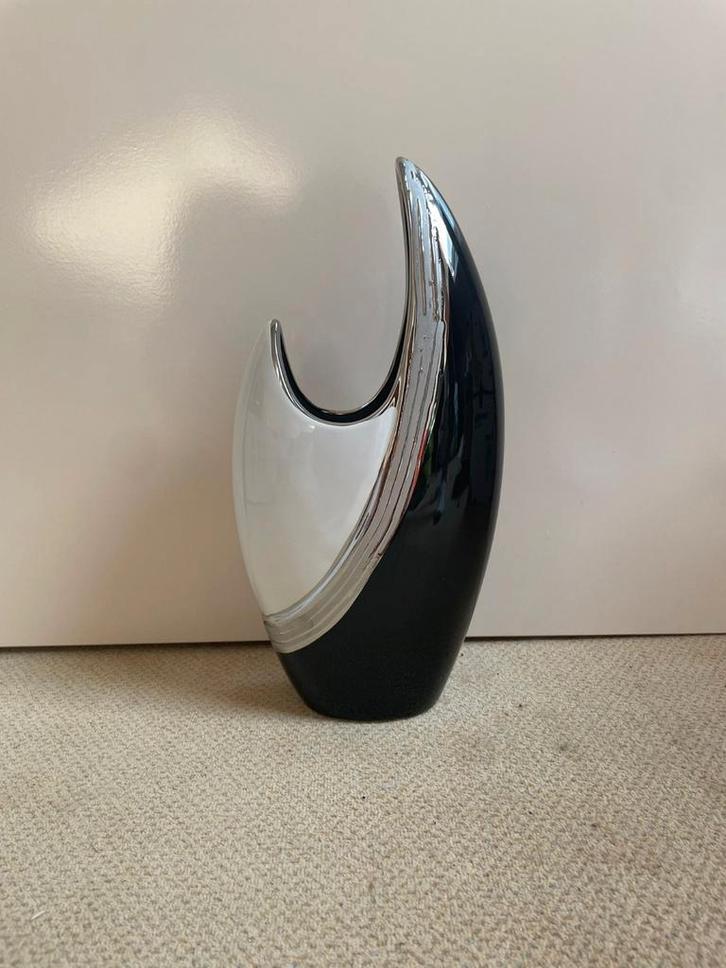 Strakke moderne designer vaas, Huis en Inrichting, Woonaccessoires | Vazen, Nieuw, Zwart, Minder dan 50 cm, Ophalen of Verzenden