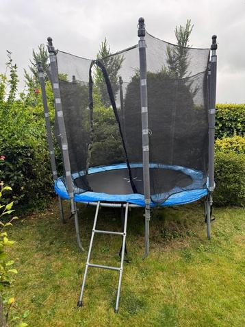 Solide buiten trampoline beschikbaar voor biedingen
