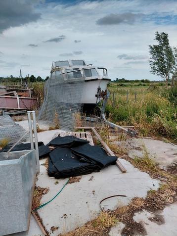 Opknapper motorboot beschikbaar voor biedingen