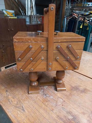 Vintage Houten Naaidoos beschikbaar voor biedingen