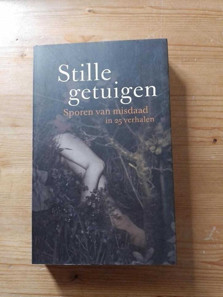 Stille getuigen  Sporen van misdaad   Simone v.d.Vlugt e.a., Boeken, Thrillers, Zo goed als nieuw, Nederland, Ophalen of Verzenden