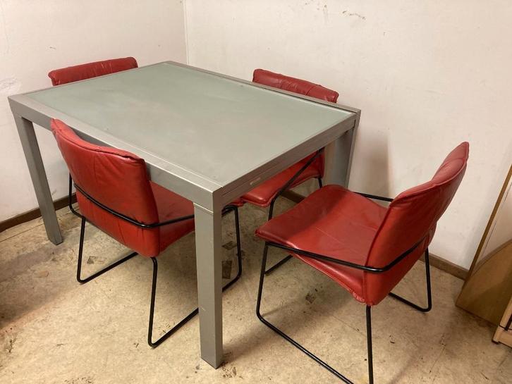 Eetkamer set,  tafel stalen poten met glas en 4 rode stoelen, Huis en Inrichting, Complete eetkamers, Gebruikt, 4 tot 6 stoelen