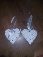 2 witte decoratie hartjes om op te hangen riet met wit lint., Ophalen of Verzenden, Nieuw