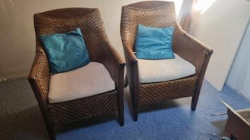 2 grote kwalitiets stoelen met kussens beschikbaar voor biedingen