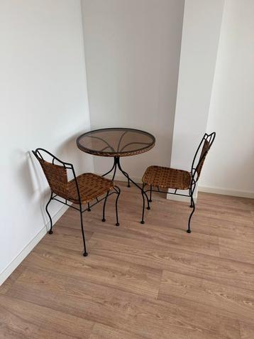 Tafeltje met 2 stoeltjes beschikbaar voor biedingen