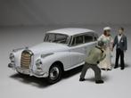 Mercedes Benz 300 Adenauer,1/43 met bruidspaar en fotograaf, Ophalen of Verzenden, Zo goed als nieuw, Auto, Overige merken
