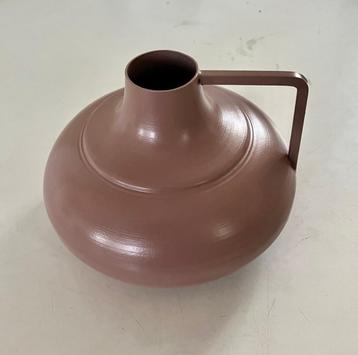 Metalen vaasje beschikbaar voor biedingen