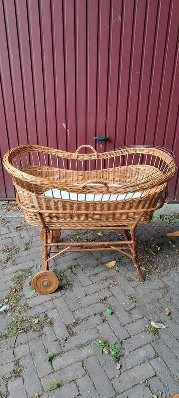 Retro rieten wieg met onderstel beschikbaar voor biedingen