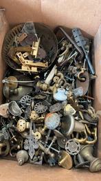 PARTIJ ANTIEK! Haken Knoppen Grepen Klinken, Haakjes Knopjes, Antiek en Kunst, Curiosa en Brocante, Ophalen of Verzenden