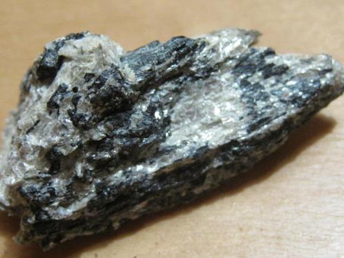 mi. 2x ruwe edelsteen MUSCOVIET OP TOERMALIJN (3), Verzamelen, Mineralen en Fossielen, Mineraal, Verzenden
