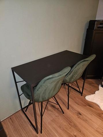 Bureau met 2 velvet groene kuipstoeltjes beschikbaar voor biedingen