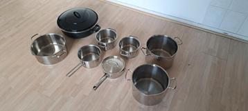 Nieuwe en nette pannen set. beschikbaar voor biedingen