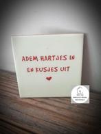 Tekst tegel "Adem hartjes in en kusjes uit" tegel met spreuk, Ophalen of Verzenden, Nieuw