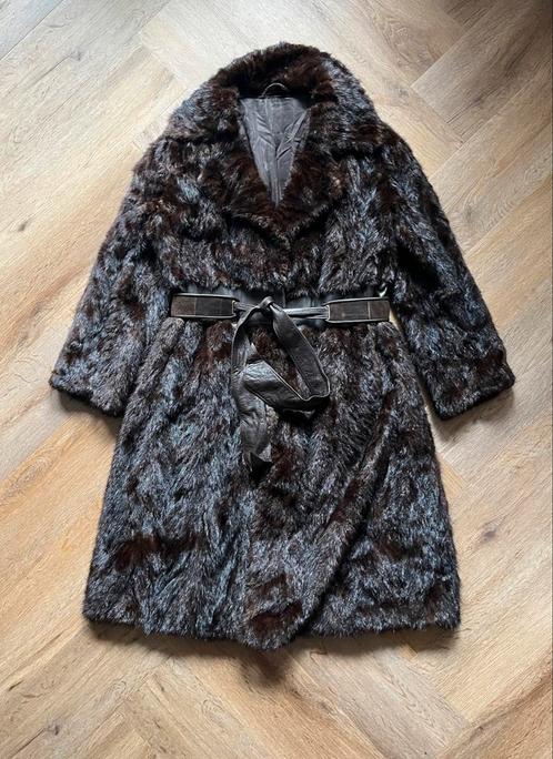 Mooie lange donkerbruine nerts bontjas in visgraatmotief, Kleding | Dames, Jassen | Winter, Gedragen, Maat 38/40 (M), Bruin, Verzenden