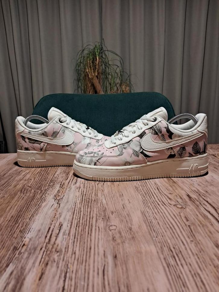 Nike Air Force 1 SE 'Floral Pack - Pink Rose' Size 38,5, Kleding | Dames, Schoenen, Gedragen, Sneakers of Gympen, Roze, Ophalen of Verzenden