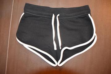 Zwart joggingbroekje van Divided beschikbaar voor biedingen