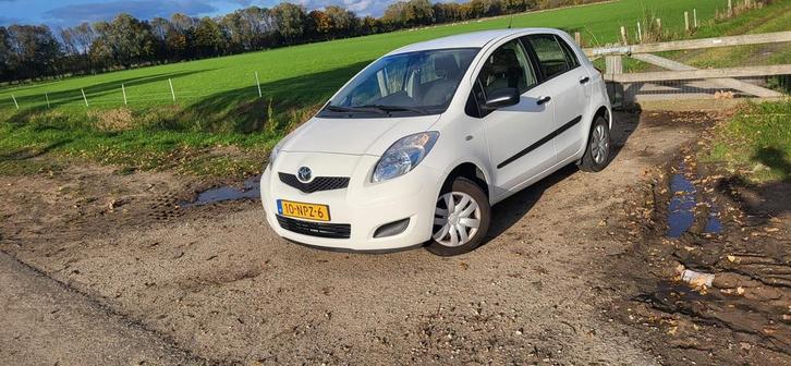 Toyota Yaris 1.0 12V Vvt-i 5DR Terra 2010 Wit, Auto's, Toyota, Particulier, Benzine, A, Hatchback, Handgeschakeld, Origineel Nederlands