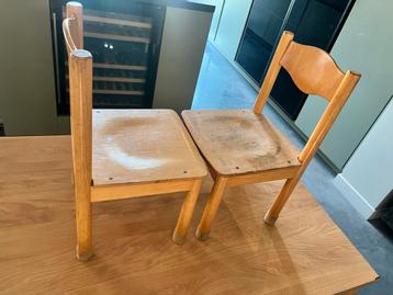 Schilte, kinder speeltafel,tafel, met stoeltjes, goede staat beschikbaar voor biedingen