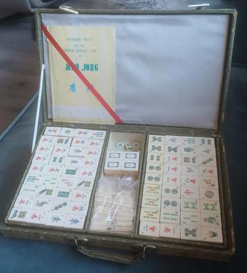 Oud mahjong chinees houten koffer spel met bamboe stenen beschikbaar voor biedingen