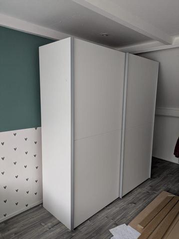 Kledingkast met schuifdeuren