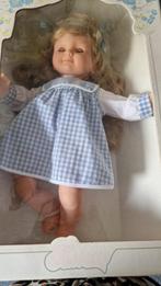 Pop met donkerblond haar Gadea, 40 cm groot, in doos, Verzamelen, Poppen, Ophalen of Verzenden, Nieuw, Pop