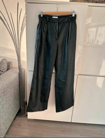 Nep leren broek beschikbaar voor biedingen