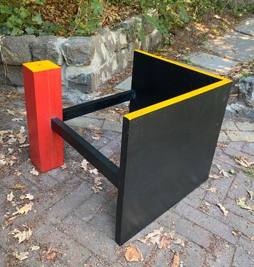 Rietveld-stijl bijzettafel (zonder blad) beschikbaar voor biedingen