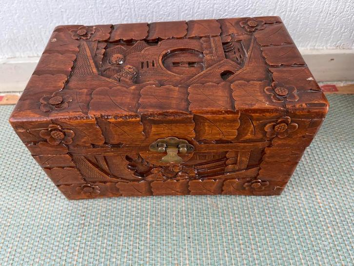 Antieke Houten Kist met Houtsnijwerk Aziatisch Tafereel Woon, Antiek en Kunst, Antiek | Woonaccessoires, Ophalen