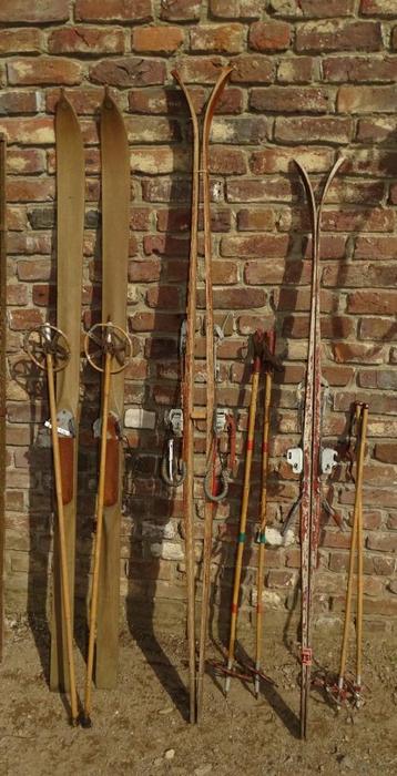 3 maal set houten ski's met stokken beschikbaar voor biedingen